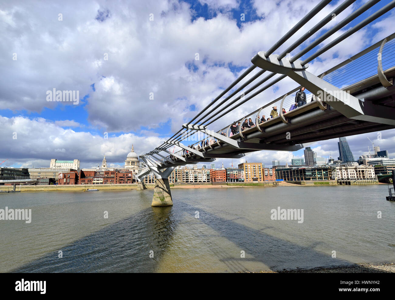 London, England, Vereinigtes Königreich. Unter der Millennium Bridge: Themse und St Pauls Cathedral - bei Ebbe Stockfoto