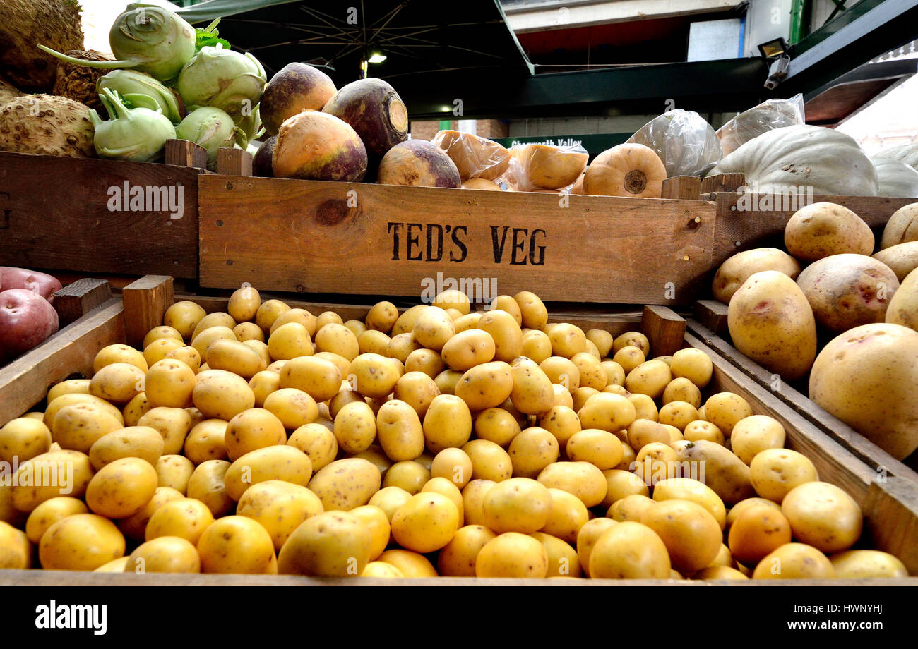 London, England, Vereinigtes Königreich. Borough Market, Southwark. Kartoffeln auf Teds Veg Markt stall Stockfoto