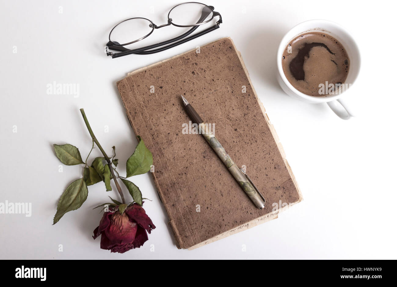 Notizbuch, Stift, Tasse Kaffee und rote rose auf Tisch. Kaffee-Pause Stockfoto