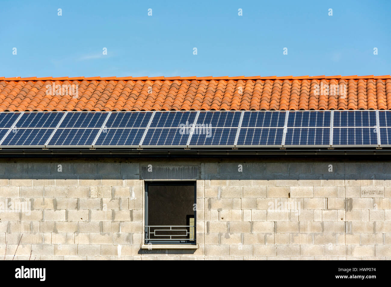Solar-Elektro-Panels auf ein Haus im Bau. Auvergne. Frankreich Stockfoto