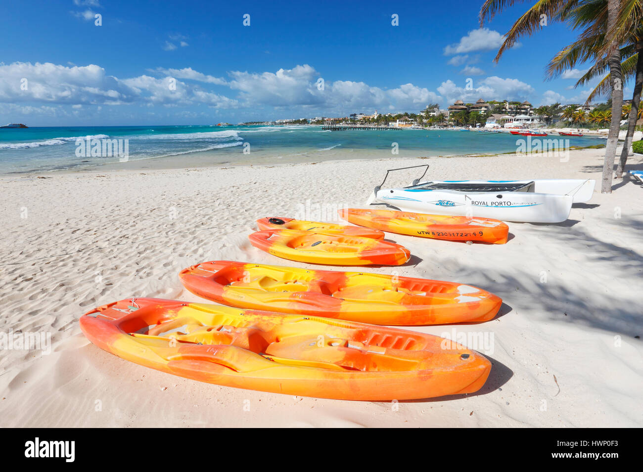 Kajaks am Strand von Playa del Carmen Sand in Mexiko Stockfoto