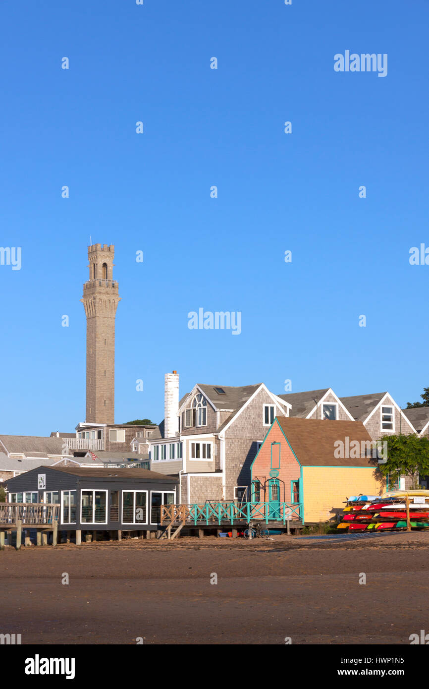 Provincetown Landschaft zeigt Waterfront Gebäude und die berühmten Pilgrim Monument. Stockfoto