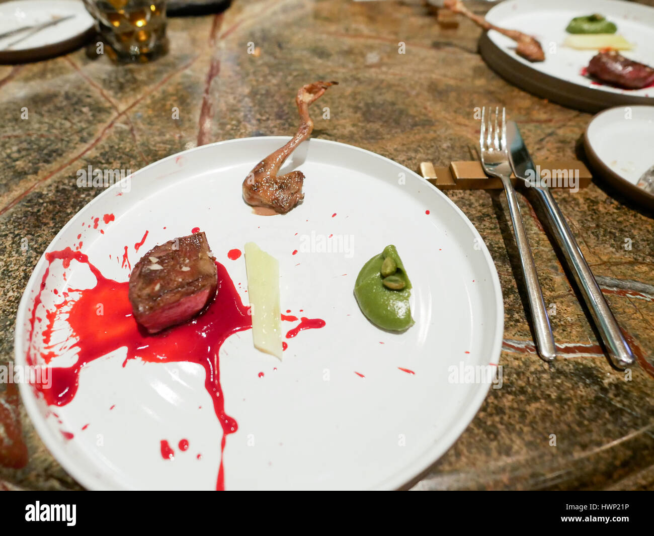 Königliche Taube Steak mit Johannisbeer-Sauce und gegrilltem Taube Bein Stockfoto
