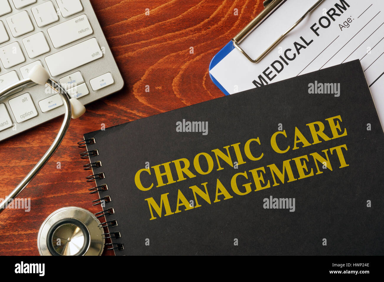 Buchen Sie bei chronischen Versorgungsmanagement Titel auf einem Tisch. Schmerz-Management-Konzept. Stockfoto