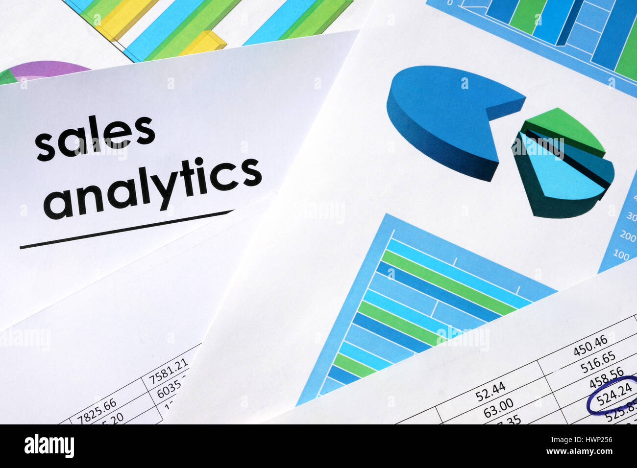 Vertriebsanalysen, Dokumenten- und Business Charts geschrieben. Stockfoto