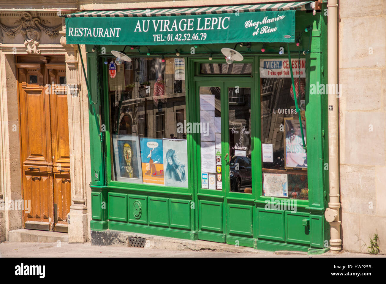 Die grün lackierten Vorderseite des Au Virage Lepic Restaurant serviert traditionelle französische Küche befindet sich auf Rue Lepic in Montmartre, Paris Frankreich. Stockfoto