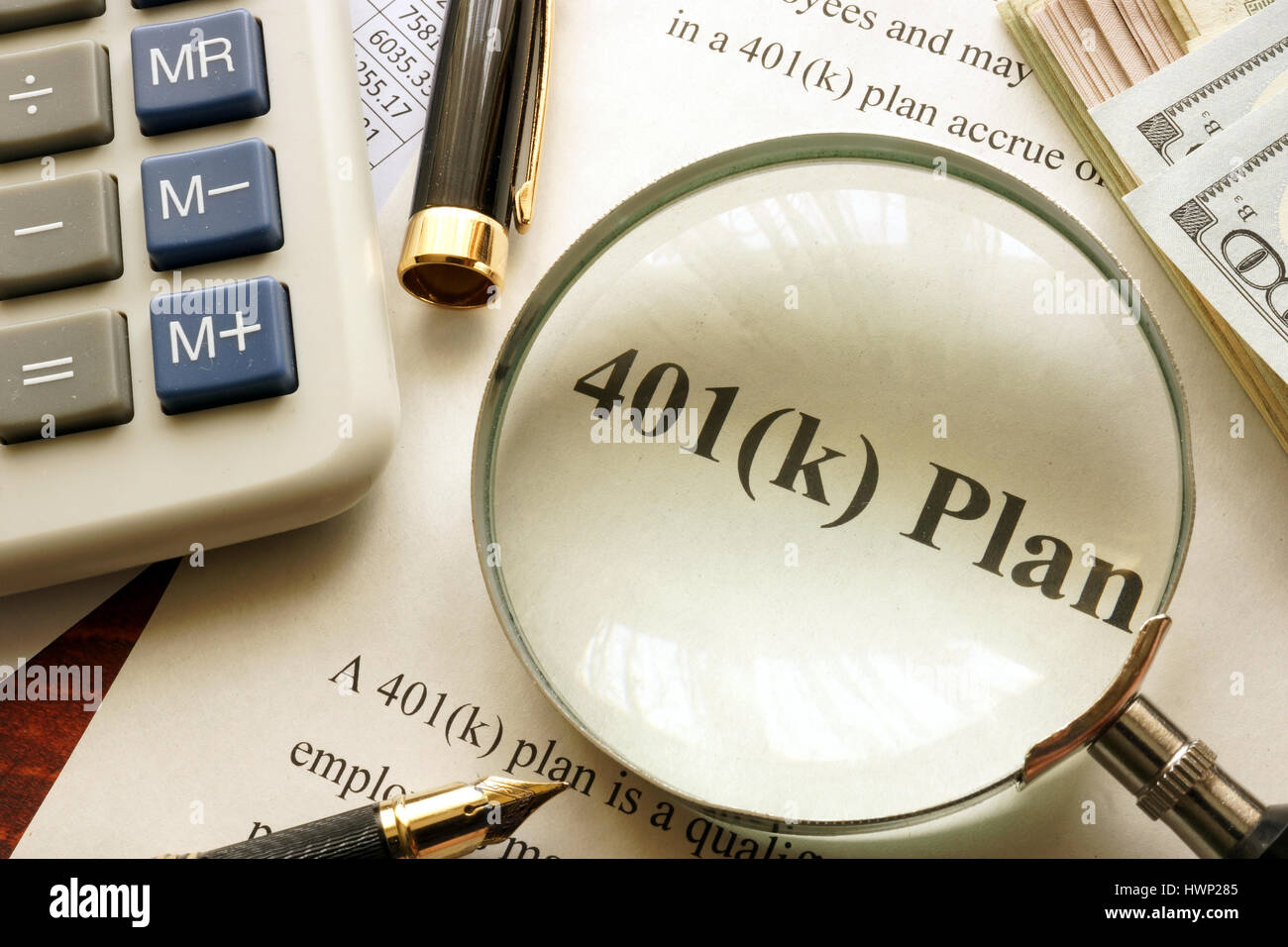 Dokument mit Titel-401 k-Plan auf dem Tisch. Stockfoto Dokument mit Titel-401 k-Plan auf dem Tisch. Stockfoto