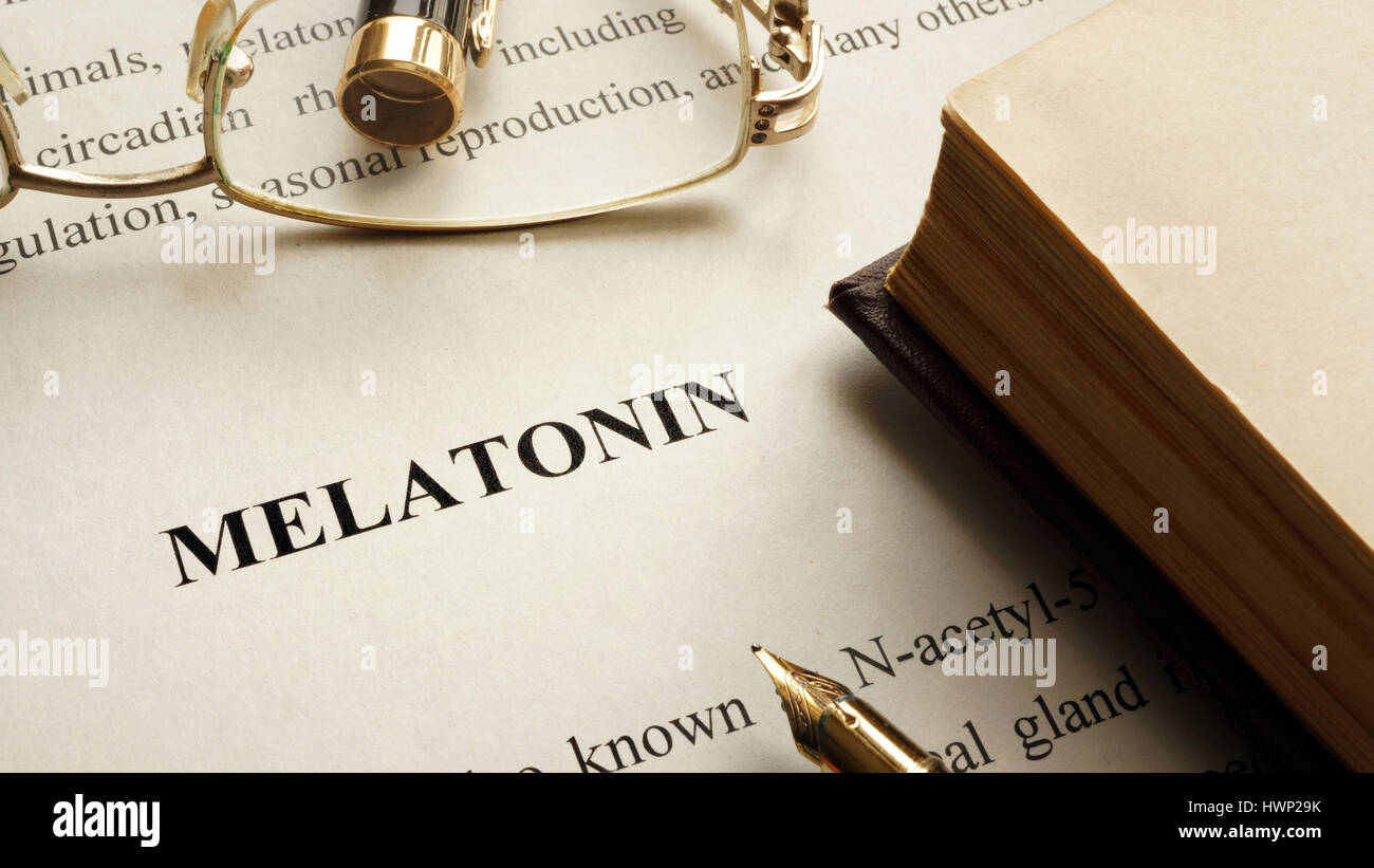 Papier mit Wort Melatonin und Buch. Hormone-Konzept. Stockfoto