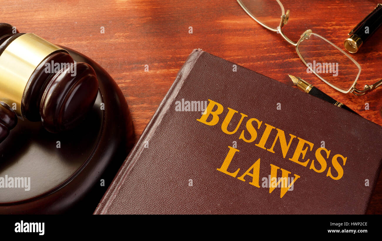 Buchen Sie mit Titel Wirtschaftsrecht und Hammer. Stockfoto