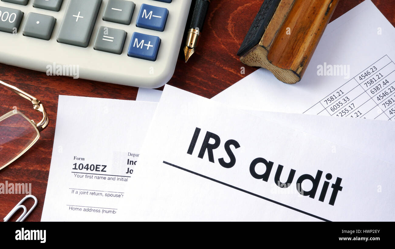 IRS audit-Titel auf ein Dokument und 1040 Form. Stockfoto