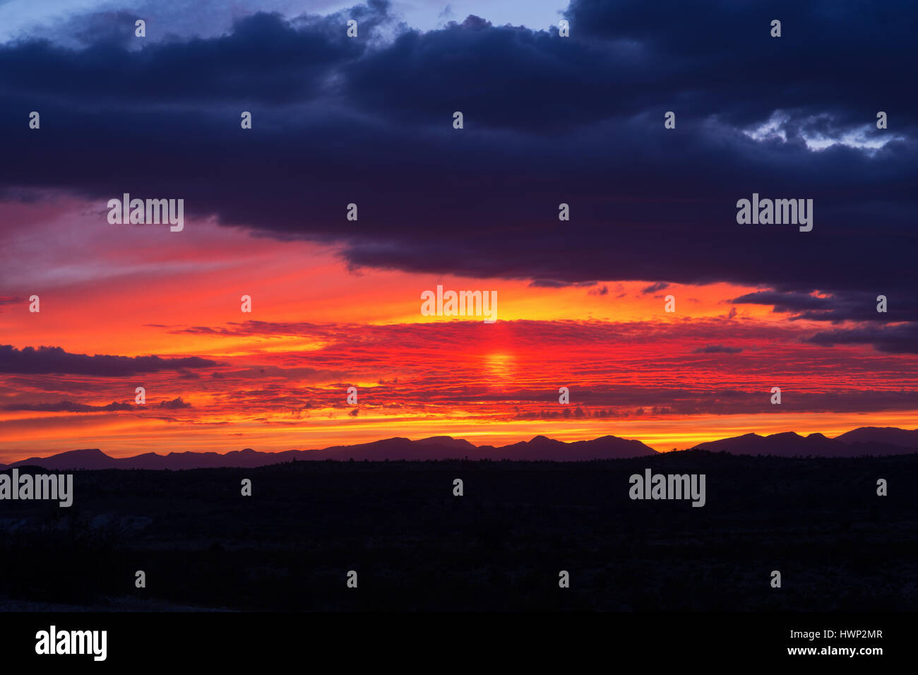Farbenprächtiger Sonnenuntergang am Himmel mit dramatischen Wolken in der Wüste von Arizona in der Nähe von Peridot Stockfoto
