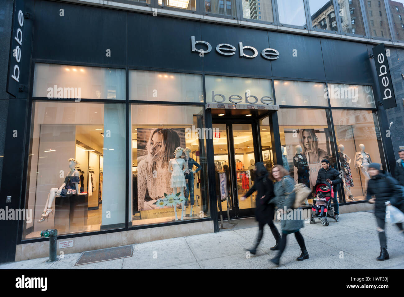 Ein Bebe Damenbekleidung speichern im Herald Square in New York auf Dienstag, 21. März 2017. Bebe wird berichtet, dass all seine Geschäfte geschlossen und werden nur eine Online-Präsenz. Der Plan ist ein Versuch für die Frauen-Bekleidungs-Einzelhändler, Beantragung des Insolvenzverfahrens zu vermeiden. (© Richard B. Levine) Stockfoto