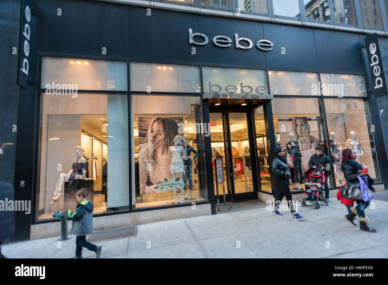 Ein Bebe Damenbekleidung speichern im Herald Square in New York auf Dienstag, 21. März 2017. Bebe wird berichtet, dass all seine Geschäfte geschlossen und werden nur eine Online-Präsenz. Der Plan ist ein Versuch für die Frauen-Bekleidungs-Einzelhändler, Beantragung des Insolvenzverfahrens zu vermeiden. (© Richard B. Levine) Stockfoto
