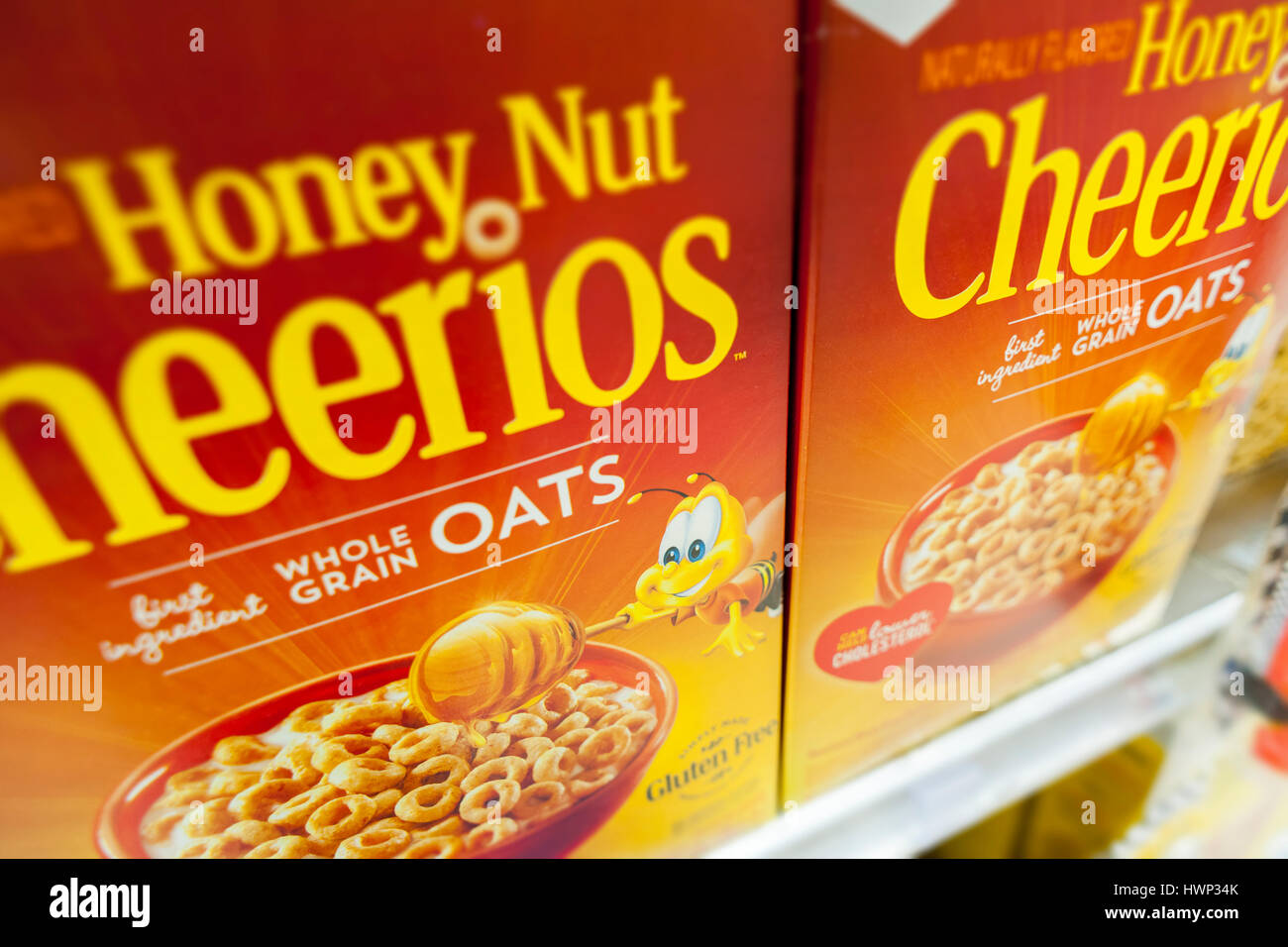 Boxen Von General Mills Honig Nuss Cheerios Fruhstuck Getreide Mit Buzz Die Biene In Einem Supermarkt In New York Auf Dienstag 21 Marz 2017 General Mills Zieht Aus Seiner Verpackung Zu Reiase Verbraucherbewusstsein