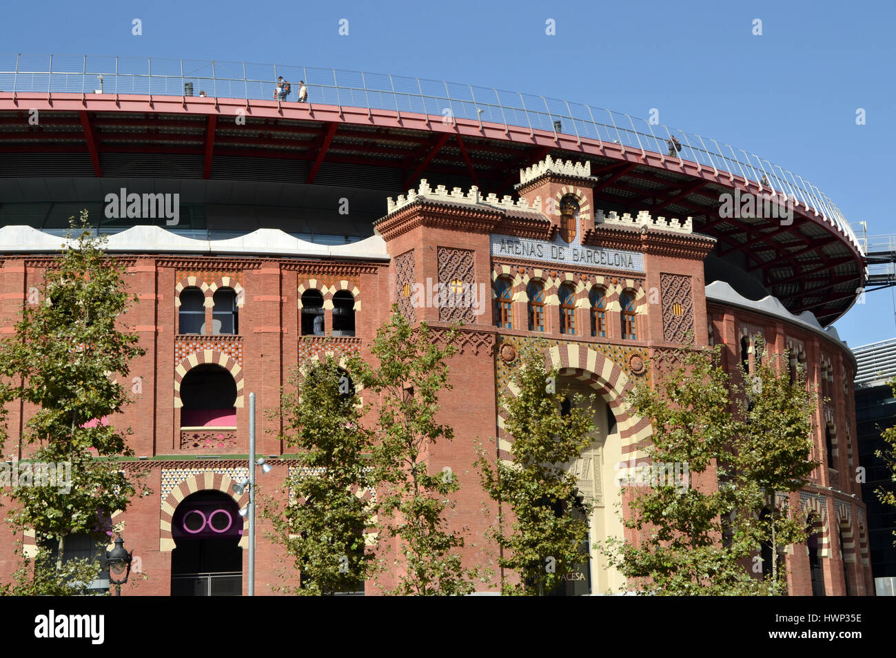 Blick auf das Einkaufszentrum Las Arenas (alte Stierkampfarena) in Barcelona, Spanien Stockfoto