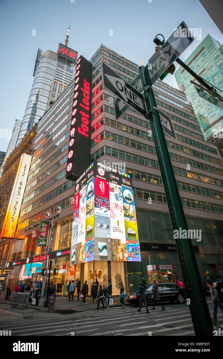 Ein spanking neue Foot Locker Store am Times Square in New York am Dienstag, 21. März 2017. Trotz der allgemeinen Krankheitsgefühl berichtet bewirken Einzelhändler Foot Locker vor kurzem vierten Quartal das Ergebnis, die Erwartungen der Analysten schlagen.  (© Richard B. Levine) Stockfoto