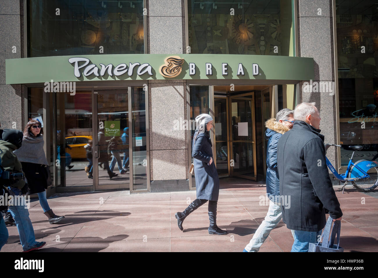 Ein Panera Bread Cafe in New York, am Mittwoch, 22. März 2017.  Die Fast-Casual Panera Bread Co wird berichtet, dass über $ 120 Millionen für ihre Panera 2.0 digitale Initiative mit Store-Kiosks und mobile Bestellung ausgegeben haben.  (© Richard B. Levine) Stockfoto