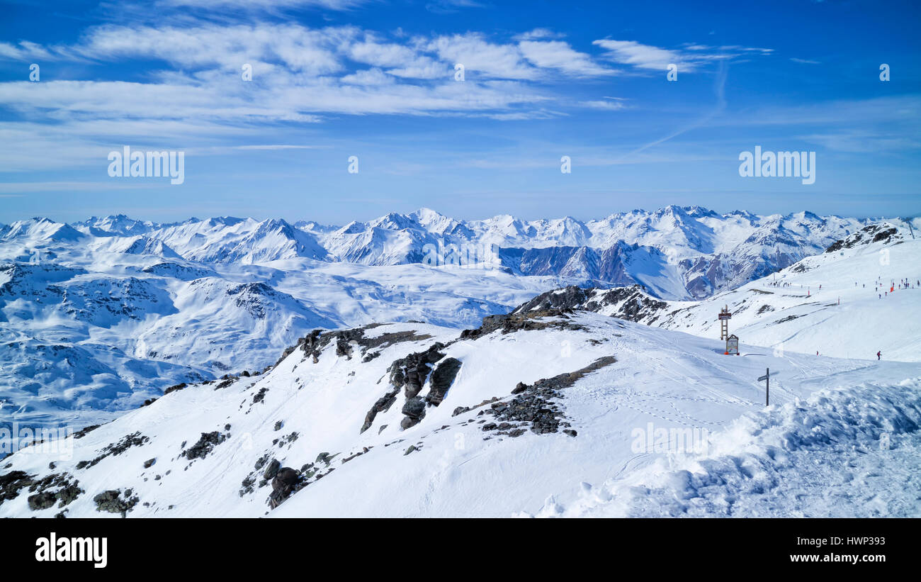 Les Menuires, Alpen, Frankreich, Skipisten in 3 Tälern Wintersportort, mit schneebedeckten Gipfeln Bergpanorama. Stockfoto