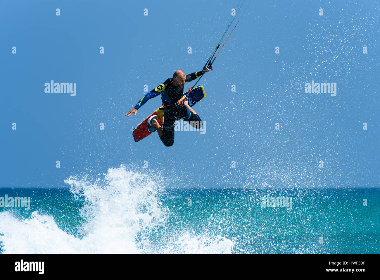 Kitesurfer in Mitte Luft Trick Stockfoto