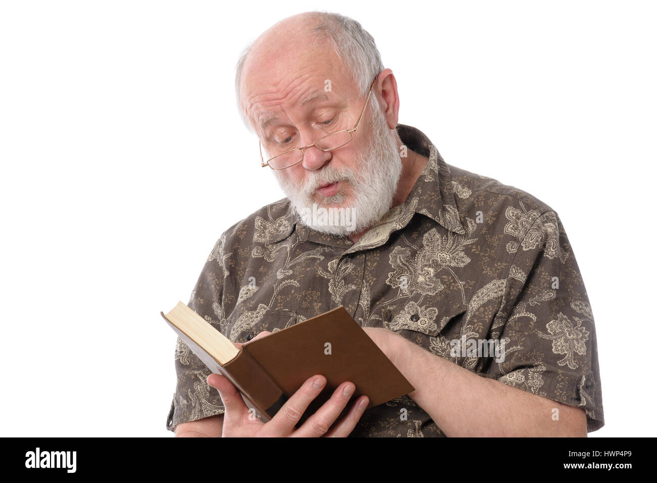 Ältere Mann ein Buch lesen, isoliert auf weiss Stockfoto