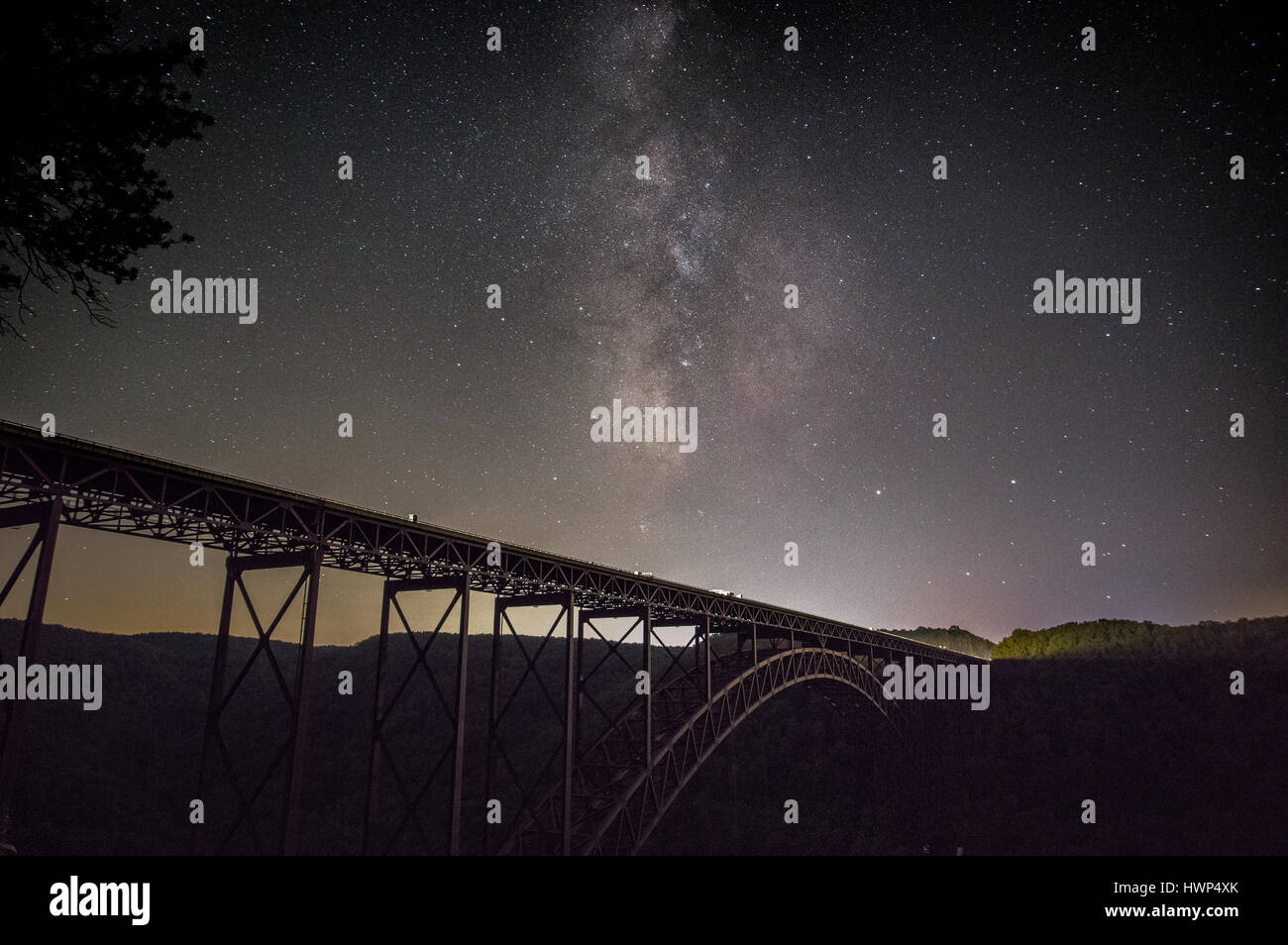 Die Milchstraße erhebt sich über der großen Stahl-Bogenbrücke über den New River Gorge, von West Virginia in einer dunklen, sternenklare Nacht. Stockfoto