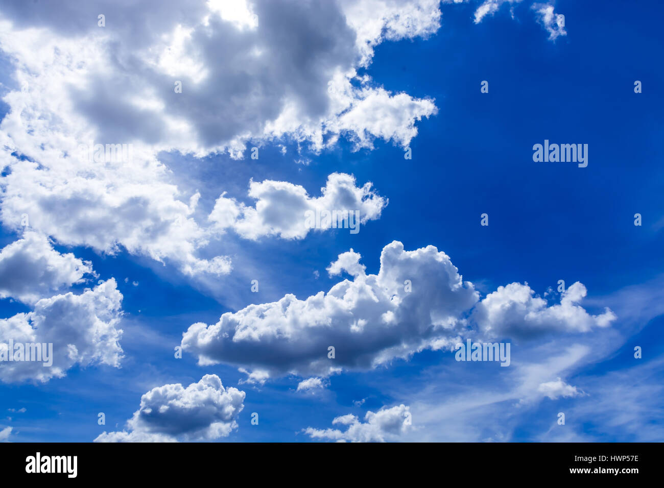 Wolken am sonnigen Tag Stockfoto