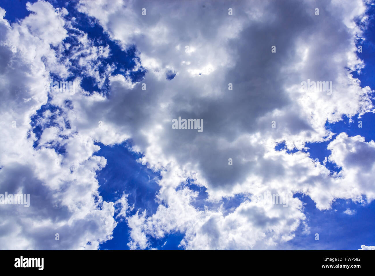 Wolken am sonnigen Tag Stockfoto