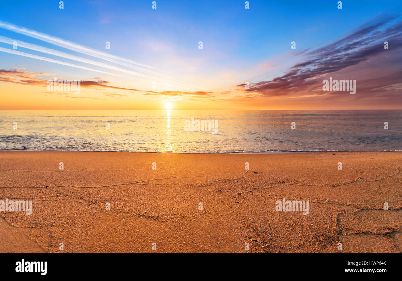 Schönen tropischen Sonnenaufgang am Strand. Stockfoto