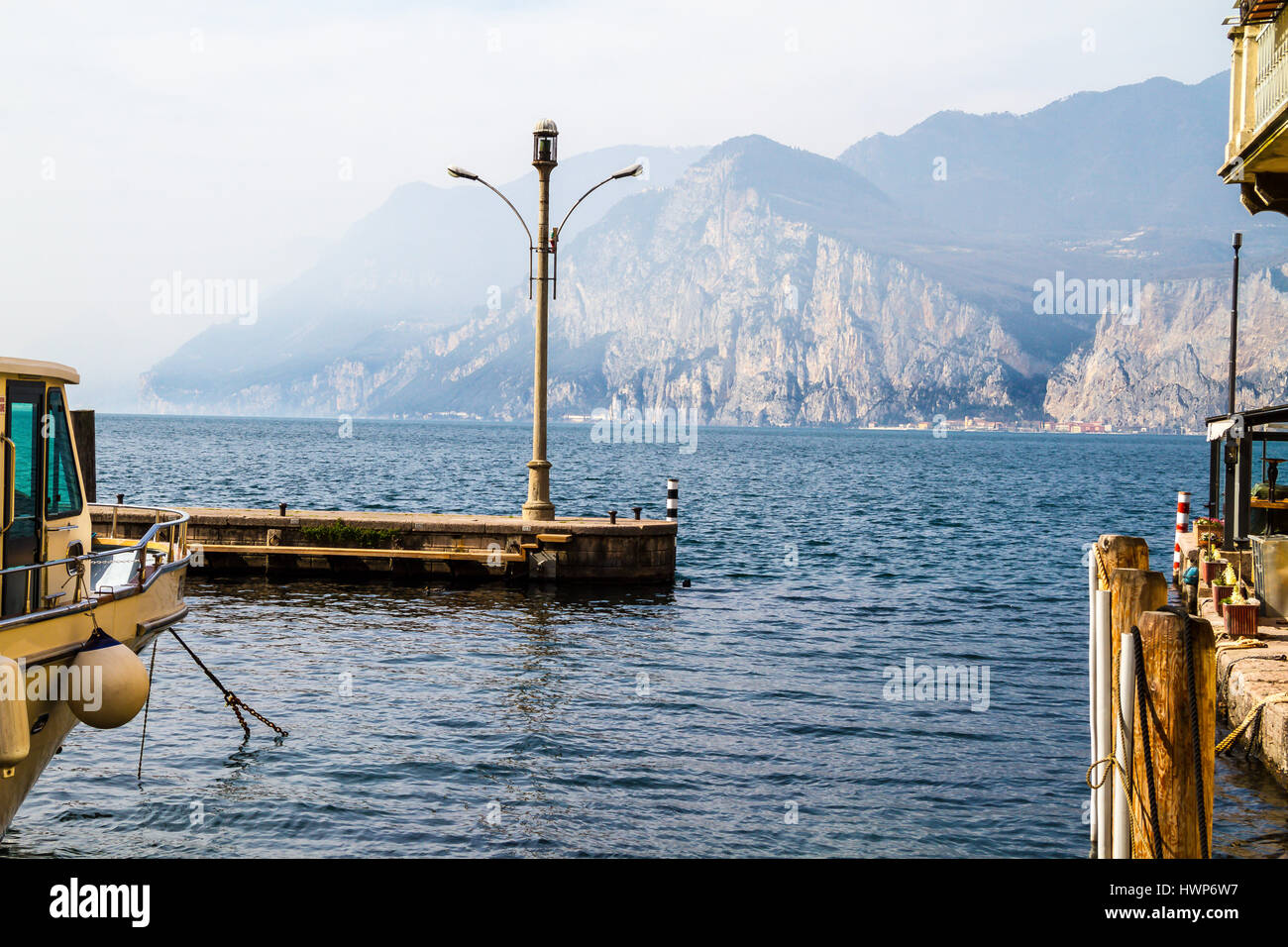 Gardasee-Blick im ruhigen Zustand Stockfoto