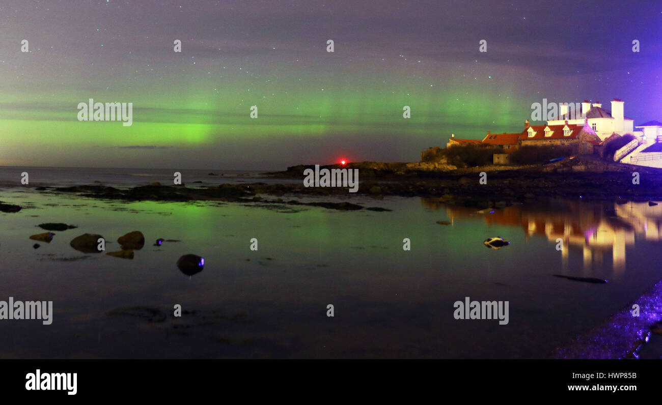 Das Nordlicht, oder Aurora Borealis, glänzend über Str. Marys Insel nur an der Nordostküste. Stockfoto