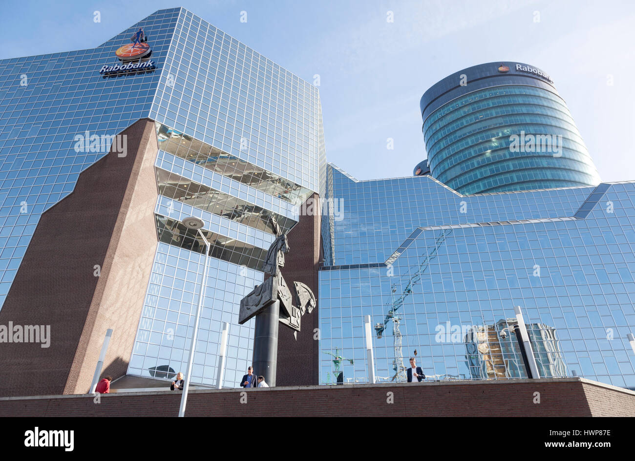 Utrecht, Niederlande, 15 2017: Arbeitnehmer machen Sie eine Pause auf Balkon des Rabobank-Hauptsitz im niederländischen Stadt Utrecht in den Niederlanden am sonnigen Sprin Stockfoto Utrecht, Niederlande, 15 2017: Arbeitnehmer machen Sie eine Pause auf Balkon des Rabobank-Hauptsitz im niederländischen Stadt Utrecht in den Niederlanden am sonnigen Sprin Stockfoto