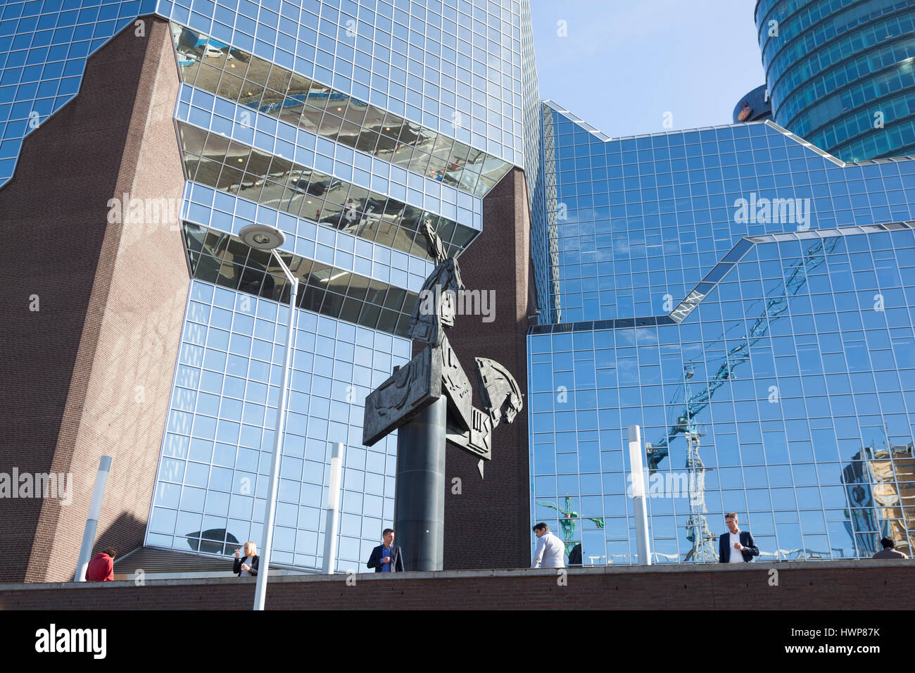 Utrecht, Niederlande, 15 2017: Arbeitnehmer machen Sie eine Pause auf Balkon des Rabobank-Hauptsitz im niederländischen Stadt Utrecht in den Niederlanden am sonnigen Sprin Stockfoto Utrecht, Niederlande, 15 2017: Arbeitnehmer machen Sie eine Pause auf Balkon des Rabobank-Hauptsitz im niederländischen Stadt Utrecht in den Niederlanden am sonnigen Sprin Stockfoto