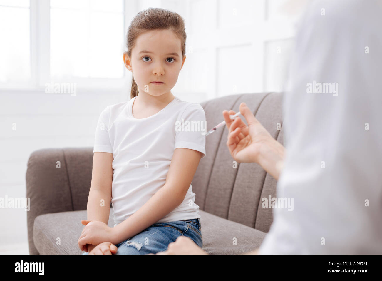 Immunsystem zu stärken. Schön smart hübsches Mädchen ihr Therapeut einen Besuch abzustatten und sitzen auf der Couch beim Arzt injiziert Ihr Stockfoto