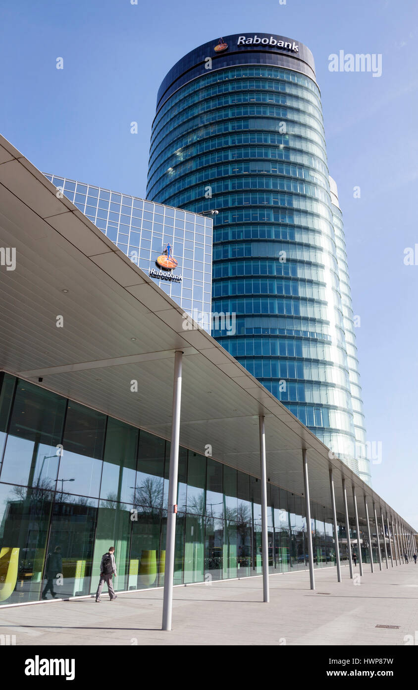 Utrecht, Niederlande, 15 2017: Mann geht vor Rabobank Hauptsitz im niederländischen Stadt Utrecht in den Niederlanden Stockfoto Utrecht, Niederlande, 15 2017: Mann geht vor Rabobank Hauptsitz im niederländischen Stadt Utrecht in den Niederlanden Stockfoto