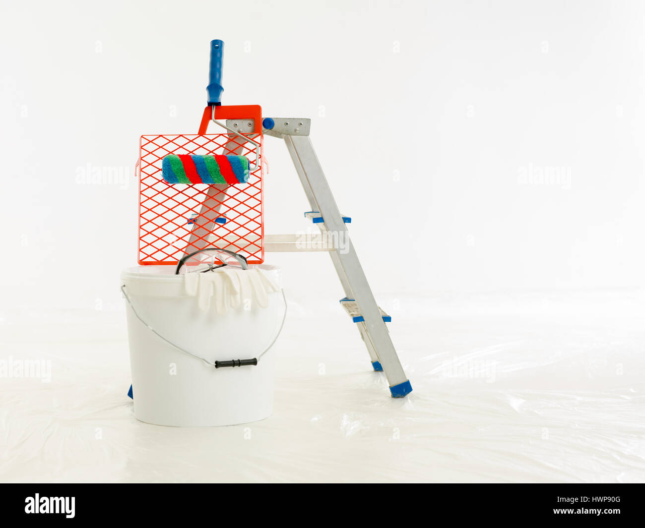 Bau-Bürste, Walze, Aluminium-Leiter. Die Renovierung des Hauses, Reparaturen nach Hause. Bau-Tools, Produkte. Stockfoto