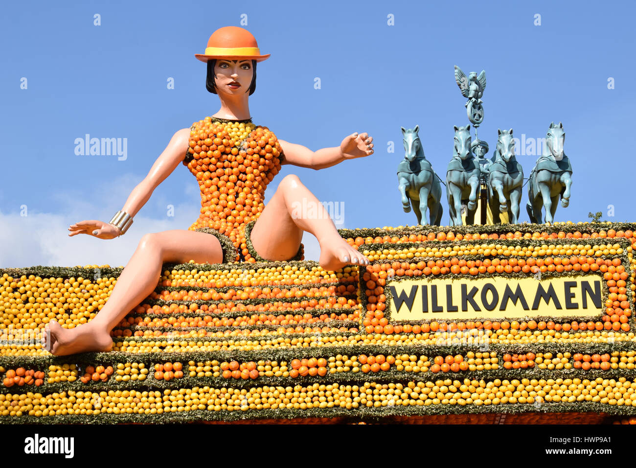 Zitronenfest oder Fete du Citron Menton Frankreich zeigt in den Bioves-Gärten unter dem Motto auf Broadway-Produktionen Stockfoto