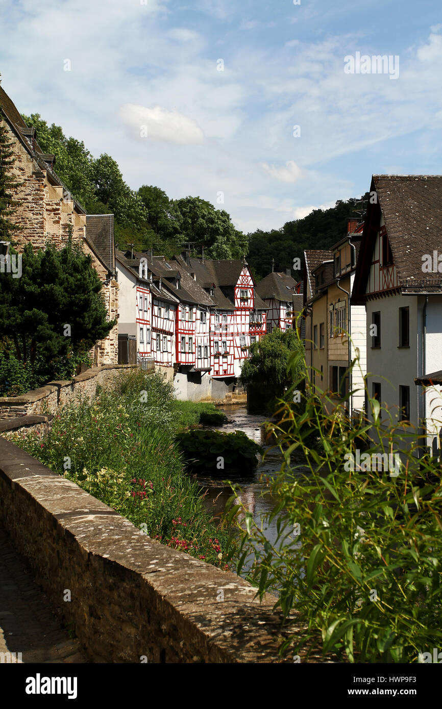 Creek gesäumt mit historischen Häusern und schmiedeeisernen Geländer im mittelalterlichen Dorf Monreal Deutschland Stockfoto