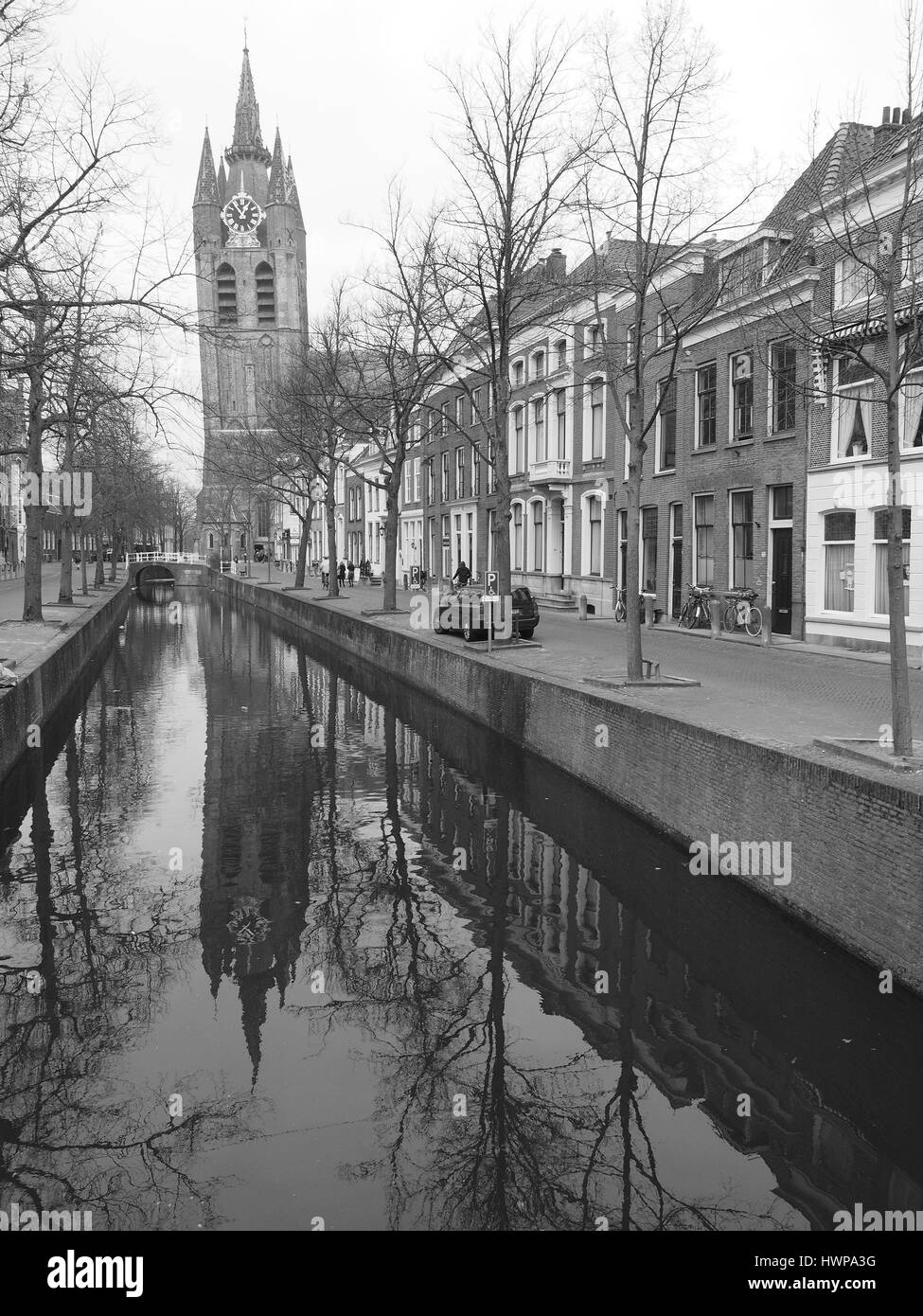 Delft, Niederlande - 6. Juli 2016: Kanal und der alten Kirche Oute Kerk in Delft mit schiefen Turm fertiggestellt im Jahr 1350. Stockfoto