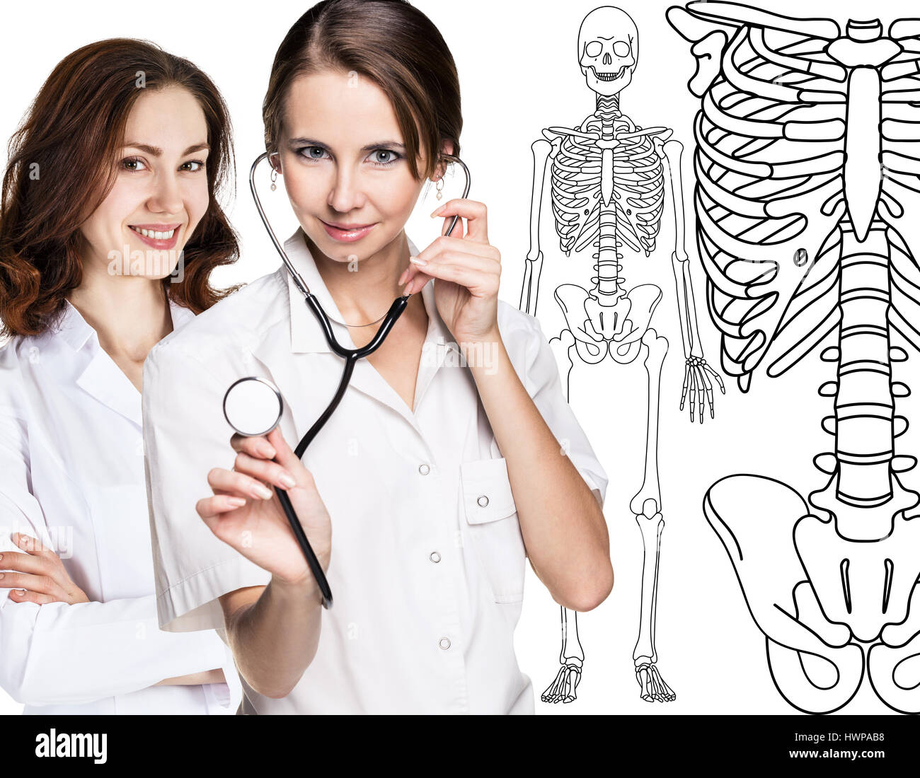 Arzt Frau zeigte auf Zeichnung menschliches Skelett, isoliert auf weiss. Stockfoto