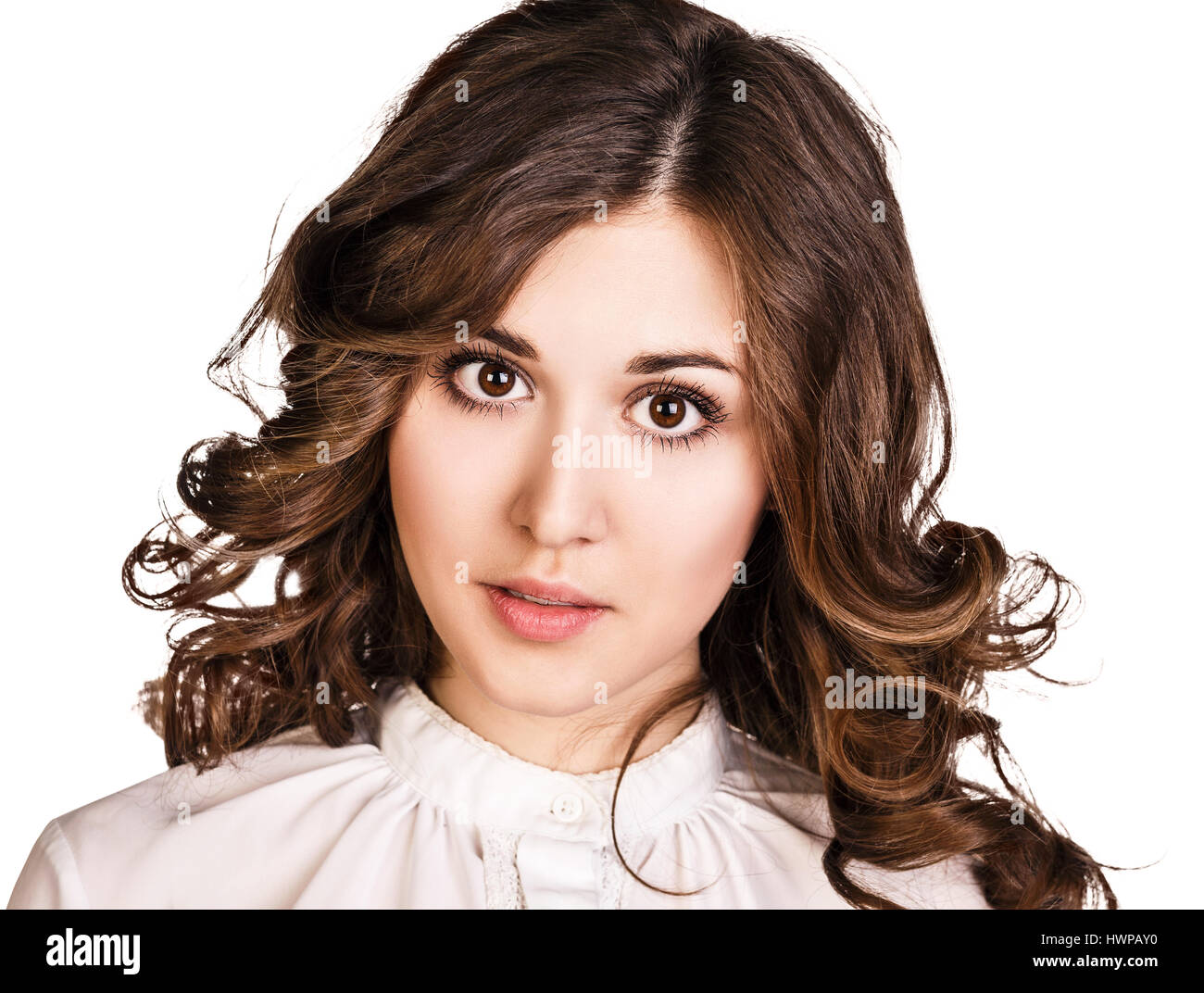Porträt der lächelnde junge Frau Blick in die Kamera, die isoliert auf weißem Hintergrund Stockfoto