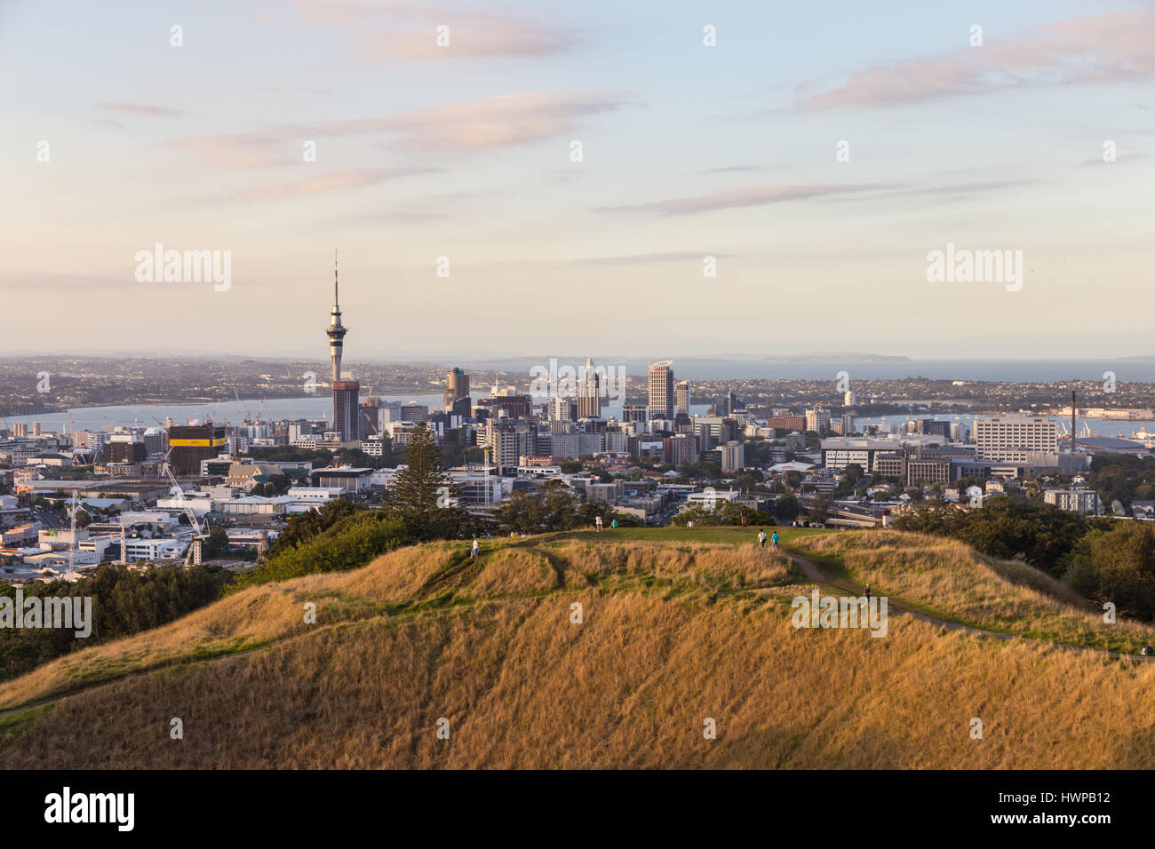 Sonnenuntergang über Auckland Geschäftsviertel aus dem Mount Eden in der größten Stadt Neuseelands. Der Vulkankrater ist im Vordergrund. Stockfoto