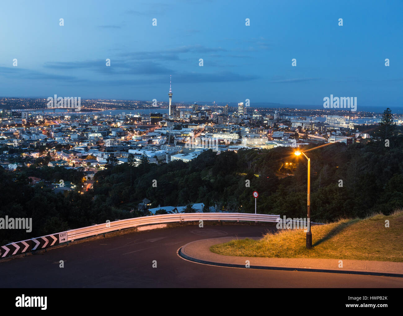 Blaue Stunde auf dem Gipfel Mount Eden mit herrlichem Blick auf Auckland central Business District größten Stadt Neuseelands. Stockfoto