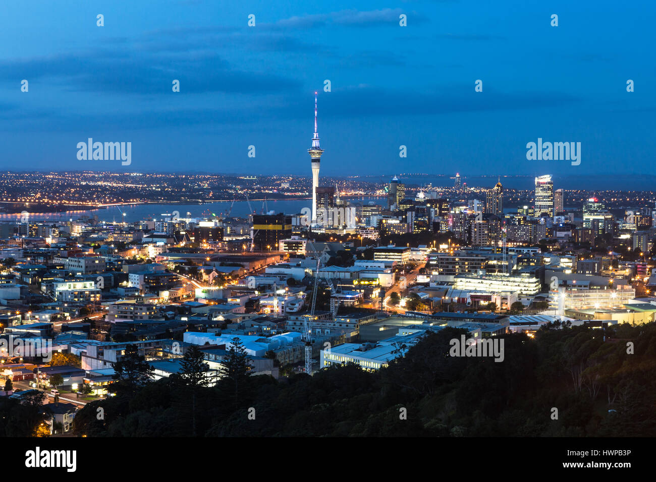 Dämmerung über Auckland CBD von der Spitze des Mt. Eden. Auckland ist die größte Stadt Neuseelands. Stockfoto