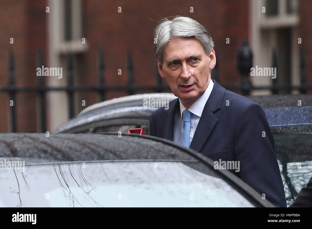 Kanzler Philip Hammond verlässt Downing Street, London, am Tag nach dem ONS sagte, dass die Regierung die geringste im Februar seit 10 Jahren geliehen. Stockfoto