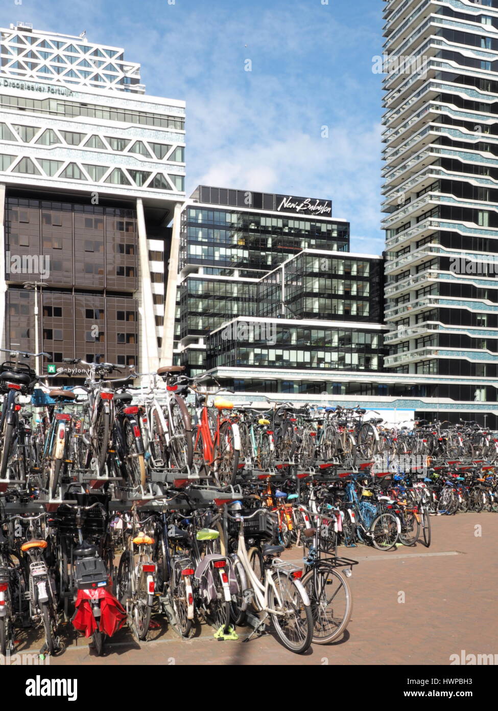 Den Haag, Niederlande - 6. Juli 2016: drängten sich zwei Ebene Fahrradkeller für Pendler am Hauptbahnhof von den Haag. Stockfoto