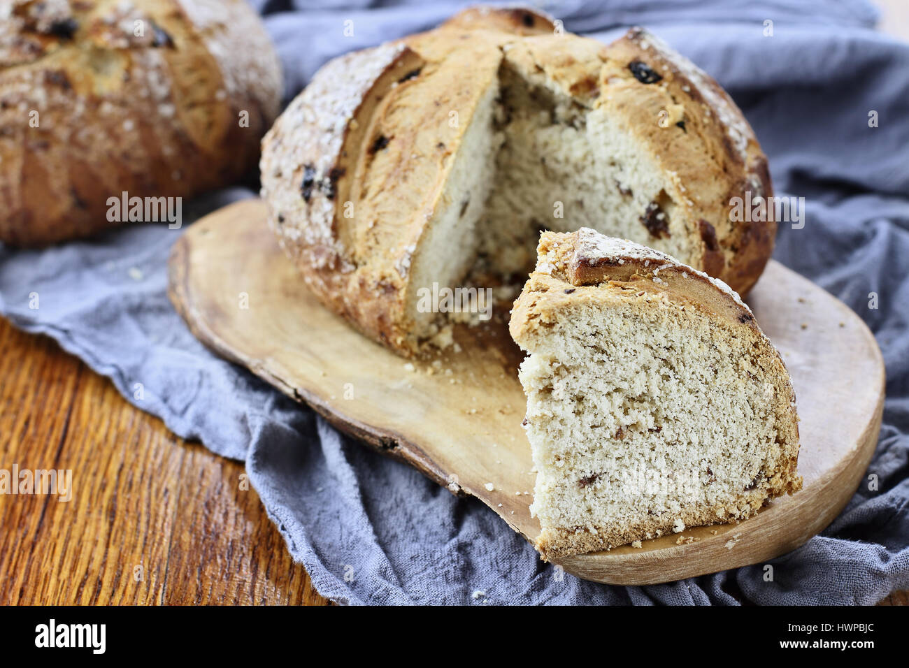 Brotscheibe in rustikaler Umgebung auf einem alten Holztisch Top Irish Soda. Stockfoto