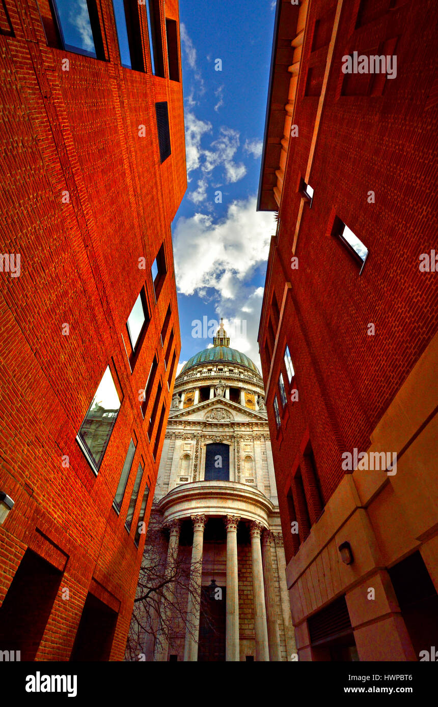 London, England, Vereinigtes Königreich. Nordseite der St. Pauls Kathedrale gesehen von Queen es Head Passage (schmale Gasse von Newgate Street) Stockfoto
