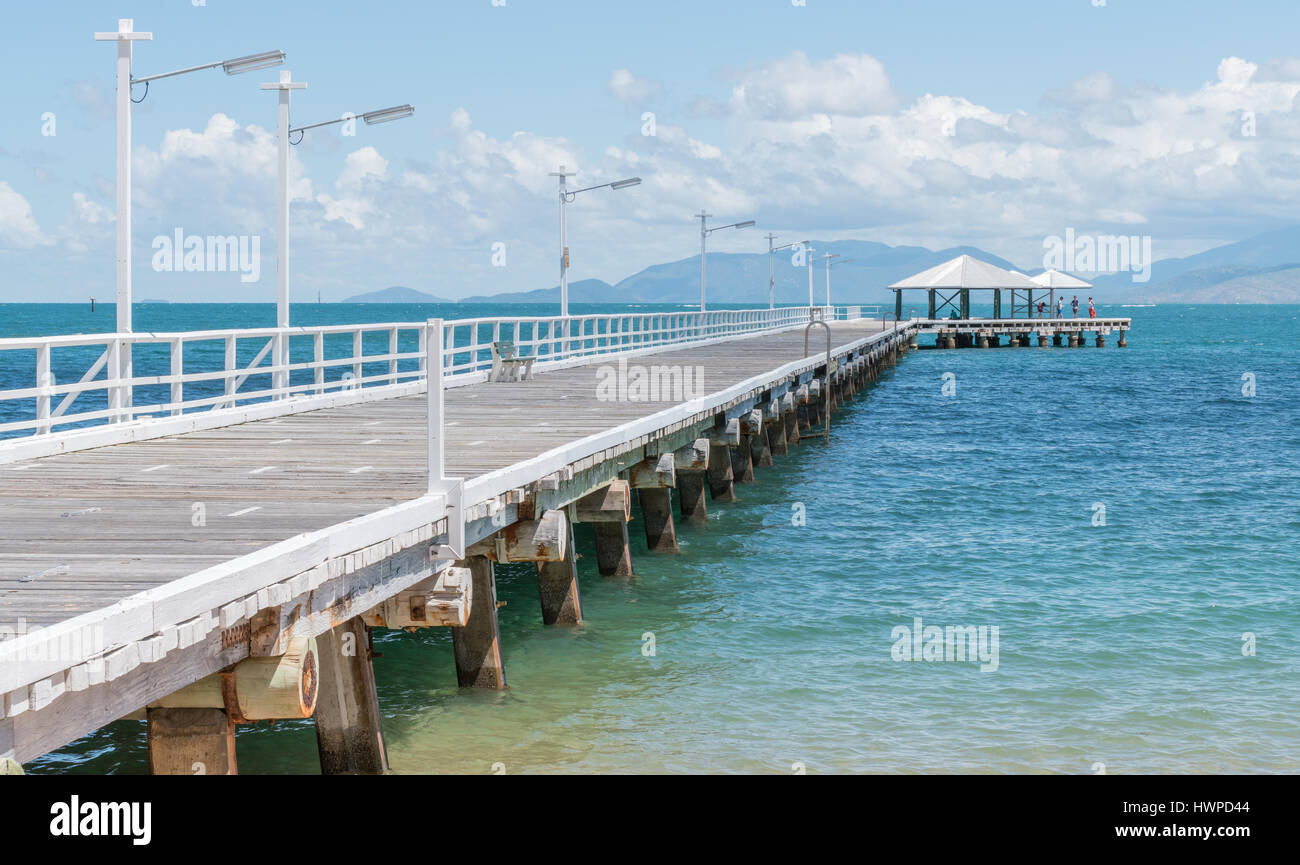 Langer Holzsteg an der Picnic Bay auf Magnetic Island, Queensland, Australien Stockfoto