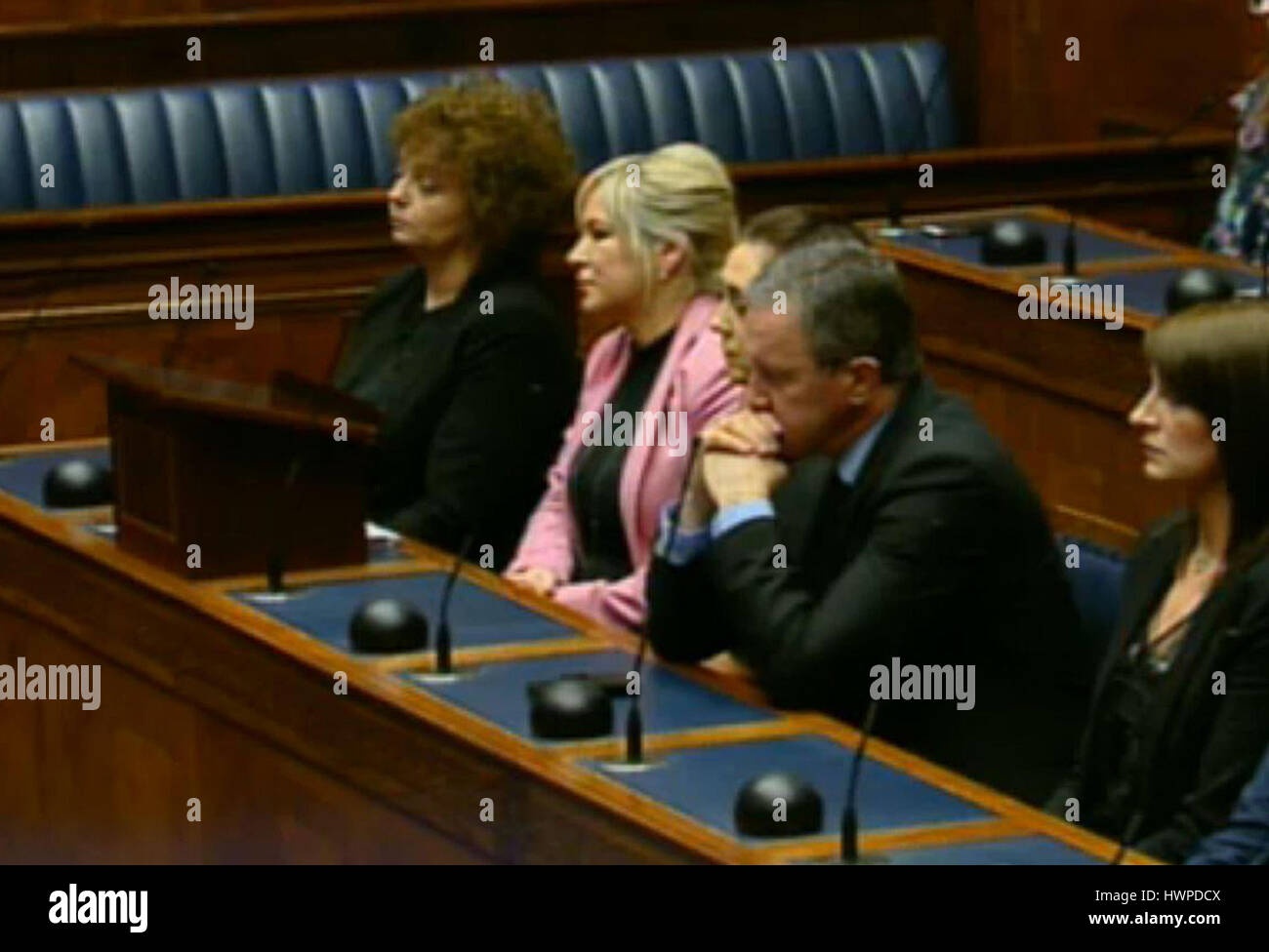 Sinn Féin Führer Michelle O'Neill schaut zu, wie Kollegen Martin McGuinness während einer Sondersitzung des Nordirlandes Tribut zollen. Stockfoto