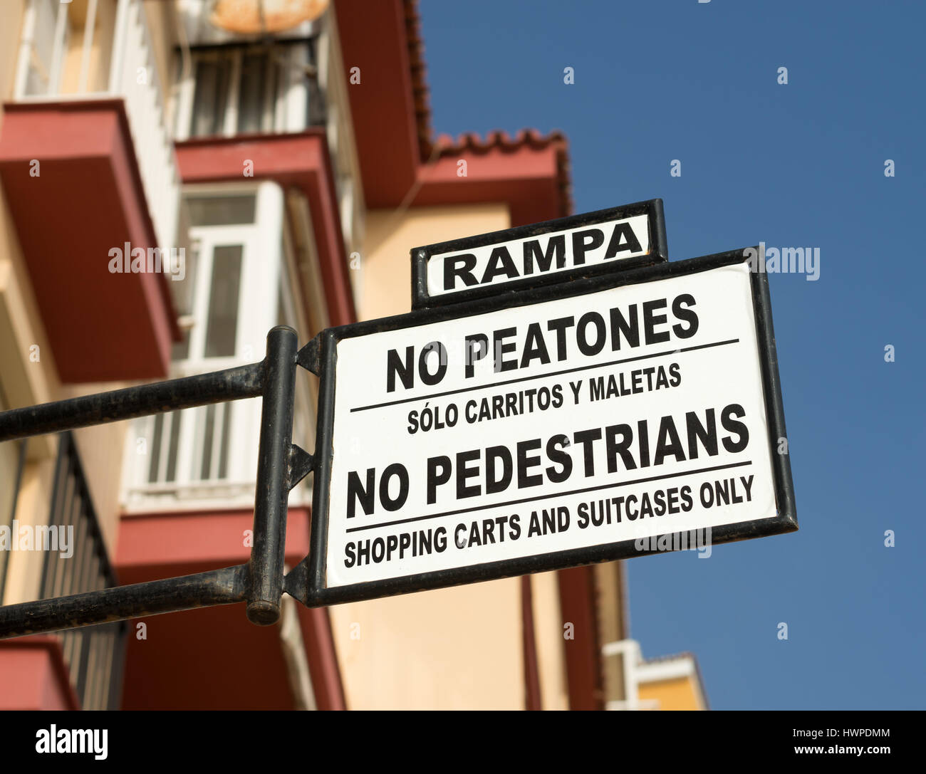 Ungewöhnliche Zeichen, keine Fußgänger, shopping carts nur. Torremolinos, Andalusien, Spanien Stockfoto